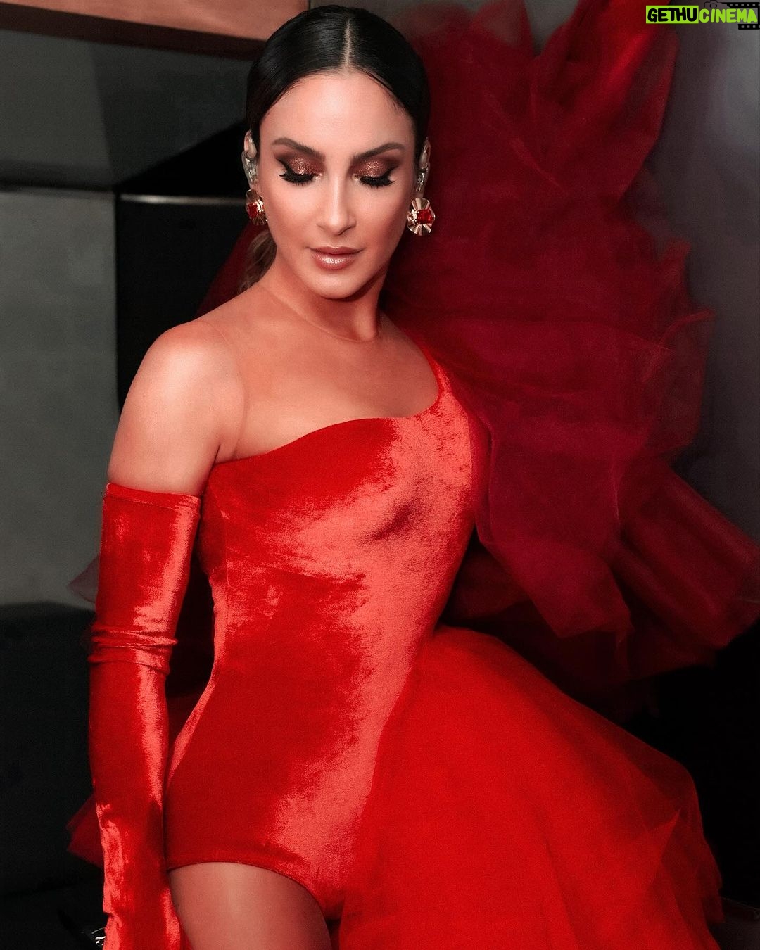Claudia Leitte Instagram - Apaixonada por esse look! Afinal, um evento incrível pede uma produção mais que especial... 🤩 Foi massa, Folianópolis!