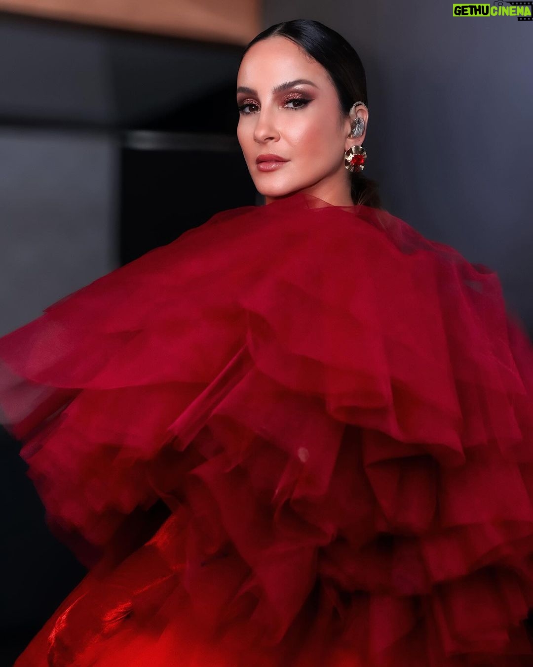 Claudia Leitte Instagram - Apaixonada por esse look! Afinal, um evento incrível pede uma produção mais que especial... 🤩 Foi massa, Folianópolis!