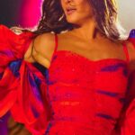 Claudia Leitte Instagram - … tô aqui, toda emotiva. Fiz um show há pouco na Paulista, sob essa energia de Ano Novo, com o coração DAQUELE JEITO, mas, antes de postar fotos e vídeos dessa noite, preciso voltar um cadinho no tempo, e agradecer à minha Salvador pela noite de ontem! Foi incrível! Cantar em casa é sempre uma experiência ÚNICA! Eu viro criança de novo, uma profecia se descortinando através dos sorrisos, das danças, dos aplausos, encontros… obrigada, minha gente, minha casa! Que Deus os abençoe nesse novo ano, em nome do Senhor Jesus! Feliz 2024, Bahia linda!