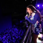 Claudia Leitte Instagram - Micareta Rio, o que falar desse show? 🤌🏽🥹 Que noite incrivel, cheia de alegria e emoção!!! Meu trio todo alegre🤩🧸💜… meu coração radiante, conectado a cada um de vocês! Foi mágico demais!!! Muito obrigada, @micaretasdasan! 🤩😍❤️ 📸: @nara