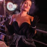 Claudia Leitte Instagram - “Quando ela entra nesse transe o mundo gira E ela pensa até que tá parada no lugar Ela acredita que beleza contamina E que rebolando faz o mundo suingar E ali no meio da quadra, No meio da multidão, Ela sozinha feito um furacão sambava Nem quer saber se o que veio primeiro foi a batucada ou o rebolado, a moça começa a cantar” Letra da minha música SAMBAH, escrita pelo mestre JOÃO NABUCO.