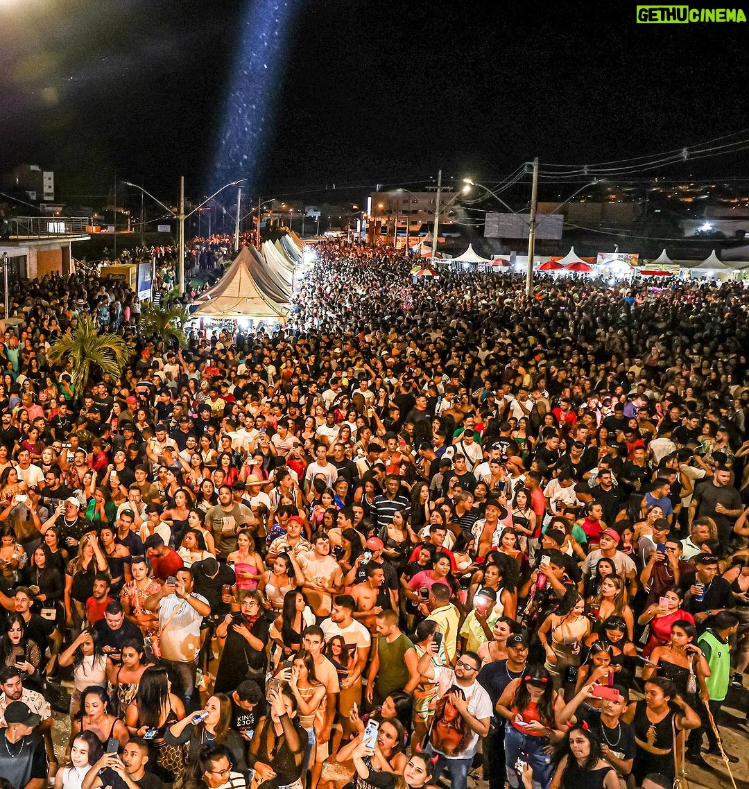 Claudia Leitte Instagram - “Quando ela entra nesse transe o mundo gira E ela pensa até que tá parada no lugar Ela acredita que beleza contamina E que rebolando faz o mundo suingar E ali no meio da quadra, No meio da multidão, Ela sozinha feito um furacão sambava Nem quer saber se o que veio primeiro foi a batucada ou o rebolado, a moça começa a cantar” Letra da minha música SAMBAH, escrita pelo mestre JOÃO NABUCO.