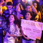 Claudia Leitte Instagram - “Quando ela entra nesse transe o mundo gira E ela pensa até que tá parada no lugar Ela acredita que beleza contamina E que rebolando faz o mundo suingar E ali no meio da quadra, No meio da multidão, Ela sozinha feito um furacão sambava Nem quer saber se o que veio primeiro foi a batucada ou o rebolado, a moça começa a cantar” Letra da minha música SAMBAH, escrita pelo mestre JOÃO NABUCO.