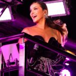 Claudia Leitte Instagram - “Quando ela entra nesse transe o mundo gira E ela pensa até que tá parada no lugar Ela acredita que beleza contamina E que rebolando faz o mundo suingar E ali no meio da quadra, No meio da multidão, Ela sozinha feito um furacão sambava Nem quer saber se o que veio primeiro foi a batucada ou o rebolado, a moça começa a cantar” Letra da minha música SAMBAH, escrita pelo mestre JOÃO NABUCO.