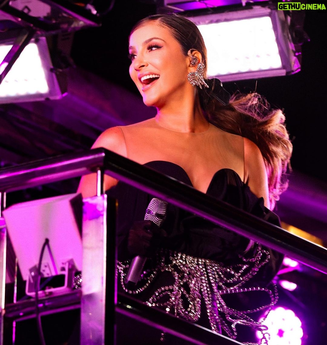 Claudia Leitte Instagram - “Quando ela entra nesse transe o mundo gira E ela pensa até que tá parada no lugar Ela acredita que beleza contamina E que rebolando faz o mundo suingar E ali no meio da quadra, No meio da multidão, Ela sozinha feito um furacão sambava Nem quer saber se o que veio primeiro foi a batucada ou o rebolado, a moça começa a cantar” Letra da minha música SAMBAH, escrita pelo mestre JOÃO NABUCO.