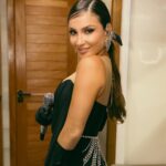 Claudia Leitte Instagram - “Quando ela entra nesse transe o mundo gira E ela pensa até que tá parada no lugar Ela acredita que beleza contamina E que rebolando faz o mundo suingar E ali no meio da quadra, No meio da multidão, Ela sozinha feito um furacão sambava Nem quer saber se o que veio primeiro foi a batucada ou o rebolado, a moça começa a cantar” Letra da minha música SAMBAH, escrita pelo mestre JOÃO NABUCO.