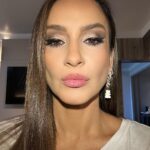 Claudia Leitte Instagram - Essa cantora tá muito bonita e elegante! Ela faz a make do show dela. :) As unhas estão escandalosamente lindas!