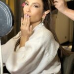 Claudia Leitte Instagram - Essa cantora tá muito bonita e elegante! Ela faz a make do show dela. :) As unhas estão escandalosamente lindas!