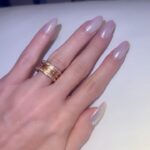 Claudia Leitte Instagram - Essa cantora tá muito bonita e elegante! Ela faz a make do show dela. :) As unhas estão escandalosamente lindas!