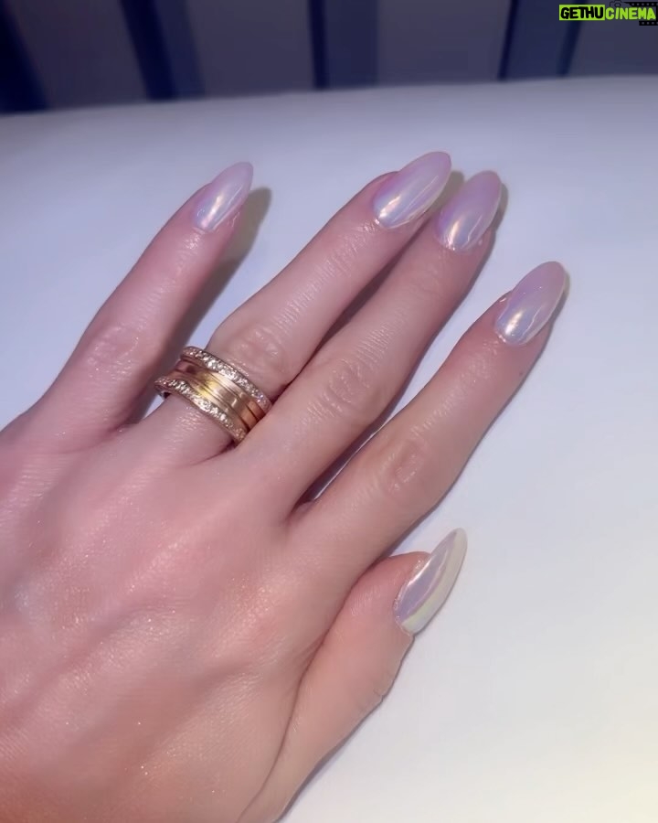 Claudia Leitte Instagram - Essa cantora tá muito bonita e elegante! Ela faz a make do show dela. :) As unhas estão escandalosamente lindas!