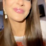 Claudia Leitte Instagram - Essa cantora tá muito bonita e elegante! Ela faz a make do show dela. :) As unhas estão escandalosamente lindas!