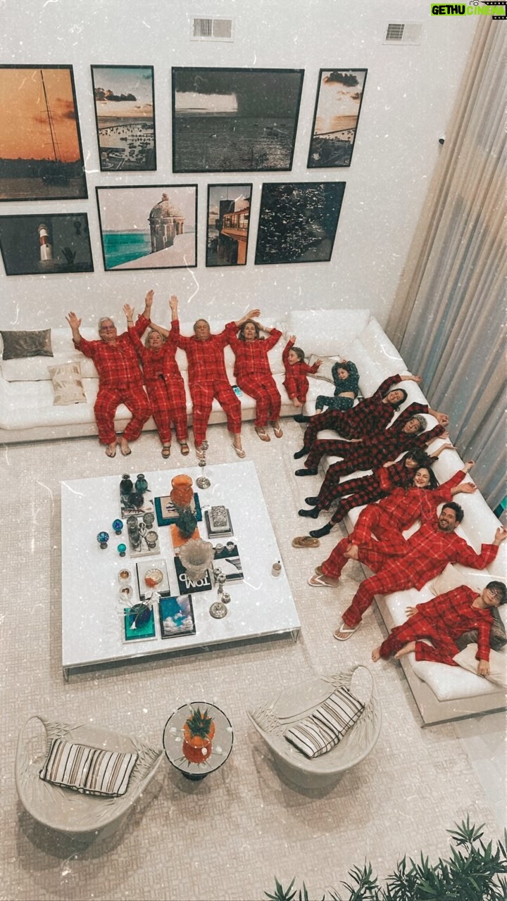 Claudia Leitte Instagram - Sempre vejo fotos natalinas bem lindas nas redes. Até hoje não sei como conseguem essa proeza. 😂 Mas, vamos combinar, não troco minha família por nenhuma pose bonita, viu? 🥹🥹🥹🥹🥹