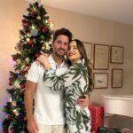 Claudia Leitte Instagram - Por aqui rolou Aniversário de Jesus com direito à ceia perfeita, família espetacular, vinho novo para odres novas, amigo secreto engraçadíssimo, saúde, paz e o maior amor!!! Viva Jesus!!!! Tudo isso porque Ele nasceu! Quem dividiu a história da humanidade, entre antes da sua vinda e depois dela, sem internet, sem microfone, com um plano perfeito, 12 caras imperfeitos e AMOR INCONDICIONAL?! O Rei da Glória! “Todo joelho se dobrará!” Jesus vive! FELIZ ANIVERSÁRIO DO NOSSO SALVADOR PARA TODOS!