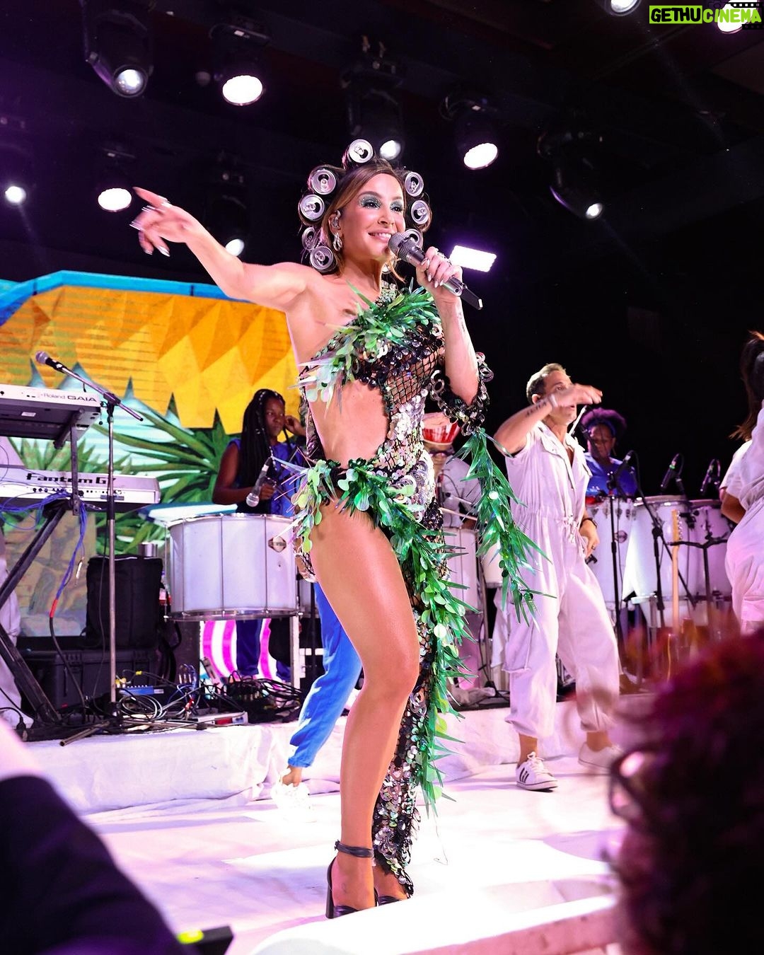 Claudia Leitte Instagram - Comecei meu #carnaval na noite de ontem, no hotel mais maravilhoso do mundo. A primeira edição do @bailedorosewood foi incrível! O show foi uma delícia, convidados espetaculares, energia única! O melhor baile de carnaval que já fui na vida!