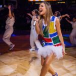 Claudia Leitte Instagram - Bahia, Pernambuco, São Paulo e Rio de Janeiro exalam carnaval e eu tive o desafio de performar em 7 minutos um cadinho do que a gente faz na festa mais popular do mundo. A estrutura era simples, afinal, tratava-se do halftime de um jogo da NBA, mas, a alegria que o público e nós, trabalhando, carregávamos no coração, era de uma riqueza que não ouso mensurar. A propósito, obrigada, Galo da Madrugada, @galodamadrugada, por nos dar a honra de levarmos o Estandarte oficial de 1978 para apresentar aos gringos nosso Bloco amado, riqueza cultural brasileira. Valeu, minha gente! Quando anunciaram o show, todos os ingressos foram esgotados em algumas horas. Somos um povo que se prestigia, celebra-se e dá muito mais do que suporte aos seus. A quadra da NBA ficou pequena pra tanto Amor e CARNAVAL! Obrigada, Orlando Magic, foi massa! @orlandomagic.br @orlandomagic 🏀⛹️‍♂️ ☄️