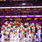 Claudia Leitte Instagram - Bahia, Pernambuco, São Paulo e Rio de Janeiro exalam carnaval e eu tive o desafio de performar em 7 minutos um cadinho do que a gente faz na festa mais popular do mundo. A estrutura era simples, afinal, tratava-se do halftime de um jogo da NBA, mas, a alegria que o público e nós, trabalhando, carregávamos no coração, era de uma riqueza que não ouso mensurar. A propósito, obrigada, Galo da Madrugada, @galodamadrugada, por nos dar a honra de levarmos o Estandarte oficial de 1978 para apresentar aos gringos nosso Bloco amado, riqueza cultural brasileira. Valeu, minha gente! Quando anunciaram o show, todos os ingressos foram esgotados em algumas horas. Somos um povo que se prestigia, celebra-se e dá muito mais do que suporte aos seus. A quadra da NBA ficou pequena pra tanto Amor e CARNAVAL! Obrigada, Orlando Magic, foi massa! @orlandomagic.br @orlandomagic 🏀⛹️‍♂️ ☄️