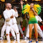 Claudia Leitte Instagram - Bahia, Pernambuco, São Paulo e Rio de Janeiro exalam carnaval e eu tive o desafio de performar em 7 minutos um cadinho do que a gente faz na festa mais popular do mundo. A estrutura era simples, afinal, tratava-se do halftime de um jogo da NBA, mas, a alegria que o público e nós, trabalhando, carregávamos no coração, era de uma riqueza que não ouso mensurar. A propósito, obrigada, Galo da Madrugada, @galodamadrugada, por nos dar a honra de levarmos o Estandarte oficial de 1978 para apresentar aos gringos nosso Bloco amado, riqueza cultural brasileira. Valeu, minha gente! Quando anunciaram o show, todos os ingressos foram esgotados em algumas horas. Somos um povo que se prestigia, celebra-se e dá muito mais do que suporte aos seus. A quadra da NBA ficou pequena pra tanto Amor e CARNAVAL! Obrigada, Orlando Magic, foi massa! @orlandomagic.br @orlandomagic 🏀⛹️‍♂️ ☄️
