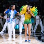 Claudia Leitte Instagram - Bahia, Pernambuco, São Paulo e Rio de Janeiro exalam carnaval e eu tive o desafio de performar em 7 minutos um cadinho do que a gente faz na festa mais popular do mundo. A estrutura era simples, afinal, tratava-se do halftime de um jogo da NBA, mas, a alegria que o público e nós, trabalhando, carregávamos no coração, era de uma riqueza que não ouso mensurar. A propósito, obrigada, Galo da Madrugada, @galodamadrugada, por nos dar a honra de levarmos o Estandarte oficial de 1978 para apresentar aos gringos nosso Bloco amado, riqueza cultural brasileira. Valeu, minha gente! Quando anunciaram o show, todos os ingressos foram esgotados em algumas horas. Somos um povo que se prestigia, celebra-se e dá muito mais do que suporte aos seus. A quadra da NBA ficou pequena pra tanto Amor e CARNAVAL! Obrigada, Orlando Magic, foi massa! @orlandomagic.br @orlandomagic 🏀⛹️‍♂️ ☄️