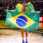 Claudia Leitte Instagram - Bahia, Pernambuco, São Paulo e Rio de Janeiro exalam carnaval e eu tive o desafio de performar em 7 minutos um cadinho do que a gente faz na festa mais popular do mundo. A estrutura era simples, afinal, tratava-se do halftime de um jogo da NBA, mas, a alegria que o público e nós, trabalhando, carregávamos no coração, era de uma riqueza que não ouso mensurar. A propósito, obrigada, Galo da Madrugada, @galodamadrugada, por nos dar a honra de levarmos o Estandarte oficial de 1978 para apresentar aos gringos nosso Bloco amado, riqueza cultural brasileira. Valeu, minha gente! Quando anunciaram o show, todos os ingressos foram esgotados em algumas horas. Somos um povo que se prestigia, celebra-se e dá muito mais do que suporte aos seus. A quadra da NBA ficou pequena pra tanto Amor e CARNAVAL! Obrigada, Orlando Magic, foi massa! @orlandomagic.br @orlandomagic 🏀⛹️‍♂️ ☄️