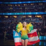 Claudia Leitte Instagram - Bahia, Pernambuco, São Paulo e Rio de Janeiro exalam carnaval e eu tive o desafio de performar em 7 minutos um cadinho do que a gente faz na festa mais popular do mundo. A estrutura era simples, afinal, tratava-se do halftime de um jogo da NBA, mas, a alegria que o público e nós, trabalhando, carregávamos no coração, era de uma riqueza que não ouso mensurar. A propósito, obrigada, Galo da Madrugada, @galodamadrugada, por nos dar a honra de levarmos o Estandarte oficial de 1978 para apresentar aos gringos nosso Bloco amado, riqueza cultural brasileira. Valeu, minha gente! Quando anunciaram o show, todos os ingressos foram esgotados em algumas horas. Somos um povo que se prestigia, celebra-se e dá muito mais do que suporte aos seus. A quadra da NBA ficou pequena pra tanto Amor e CARNAVAL! Obrigada, Orlando Magic, foi massa! @orlandomagic.br @orlandomagic 🏀⛹️‍♂️ ☄️