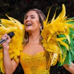 Claudia Leitte Instagram - Bahia, Pernambuco, São Paulo e Rio de Janeiro exalam carnaval e eu tive o desafio de performar em 7 minutos um cadinho do que a gente faz na festa mais popular do mundo. A estrutura era simples, afinal, tratava-se do halftime de um jogo da NBA, mas, a alegria que o público e nós, trabalhando, carregávamos no coração, era de uma riqueza que não ouso mensurar. A propósito, obrigada, Galo da Madrugada, @galodamadrugada, por nos dar a honra de levarmos o Estandarte oficial de 1978 para apresentar aos gringos nosso Bloco amado, riqueza cultural brasileira. Valeu, minha gente! Quando anunciaram o show, todos os ingressos foram esgotados em algumas horas. Somos um povo que se prestigia, celebra-se e dá muito mais do que suporte aos seus. A quadra da NBA ficou pequena pra tanto Amor e CARNAVAL! Obrigada, Orlando Magic, foi massa! @orlandomagic.br @orlandomagic 🏀⛹️‍♂️ ☄️