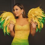 Claudia Leitte Instagram - Bahia, Pernambuco, São Paulo e Rio de Janeiro exalam carnaval e eu tive o desafio de performar em 7 minutos um cadinho do que a gente faz na festa mais popular do mundo. A estrutura era simples, afinal, tratava-se do halftime de um jogo da NBA, mas, a alegria que o público e nós, trabalhando, carregávamos no coração, era de uma riqueza que não ouso mensurar. A propósito, obrigada, Galo da Madrugada, @galodamadrugada, por nos dar a honra de levarmos o Estandarte oficial de 1978 para apresentar aos gringos nosso Bloco amado, riqueza cultural brasileira. Valeu, minha gente! Quando anunciaram o show, todos os ingressos foram esgotados em algumas horas. Somos um povo que se prestigia, celebra-se e dá muito mais do que suporte aos seus. A quadra da NBA ficou pequena pra tanto Amor e CARNAVAL! Obrigada, Orlando Magic, foi massa! @orlandomagic.br @orlandomagic 🏀⛹️‍♂️ ☄️