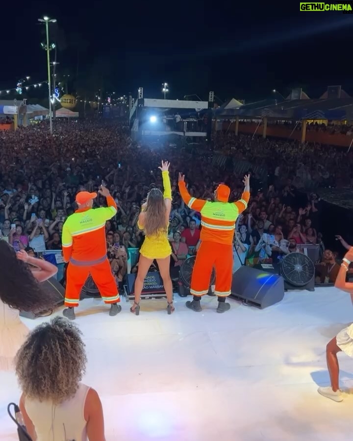 Claudia Leitte Instagram - Pessoal, fazer show em Maceió é passear no meio de uma constelação!! Oh, público que brilha! Muitas emoções, Alagoas da minha vida! Te amo tanto! Obrigada! Muito obrigada! Foi massa! #massayó