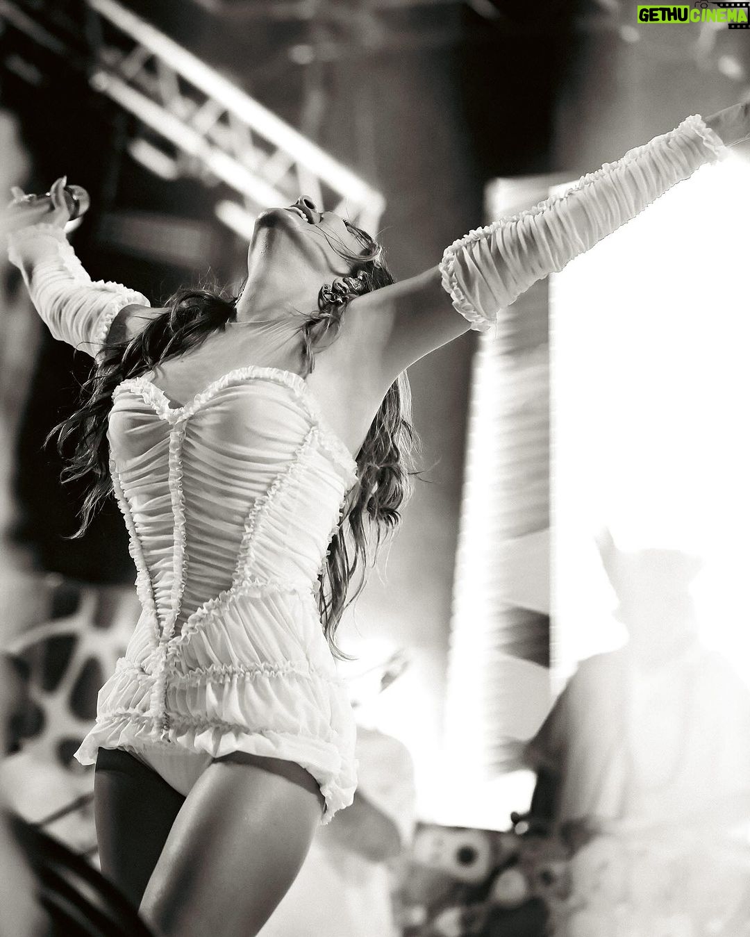 Claudia Leitte Instagram - Pessoal, fazer show em Maceió é passear no meio de uma constelação!! Oh, público que brilha! Muitas emoções, Alagoas da minha vida! Te amo tanto! Obrigada! Muito obrigada! Foi massa! #massayó