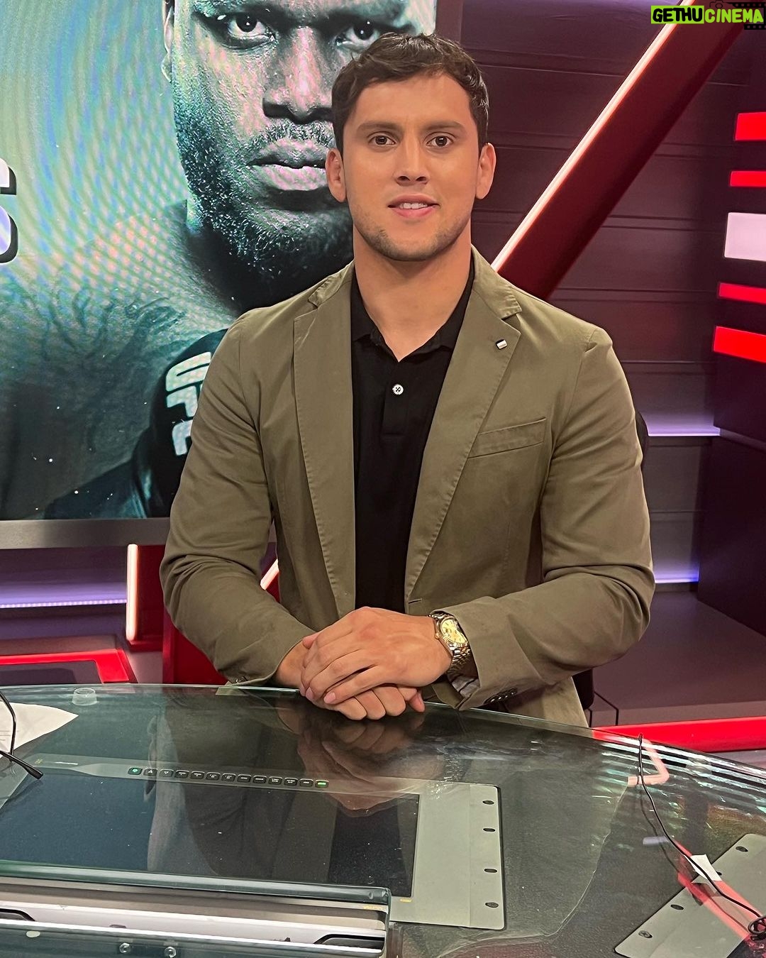 Claudio Puelles - 1.4K Likes - Se nos va un dia mas de peleas increíbles y momentos inesperados como en esa pelea coestelar y partes que tuvimos que meterle poco de diversión para levantar el animo.
Una pena no haber podido comentar la pelea de mi compatriota @danielsoncoramma y de mi pata @estebanribovicsmma pero ya ambos tendrán la oportunidad de volver 💪🏼
Gracias a todos los que nos acompañaron en la transmisión @ufcespanol
Nos vemos en Diciembre, ahora a entrenar 🫡