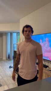 Claudio Puelles Instagram - Aveces no hay otro escape 😂 Disculpen a @enriquejhernandez que tiene que mejorar su mataleon *no intentar en casa. *técnica altamente efectiva #humor