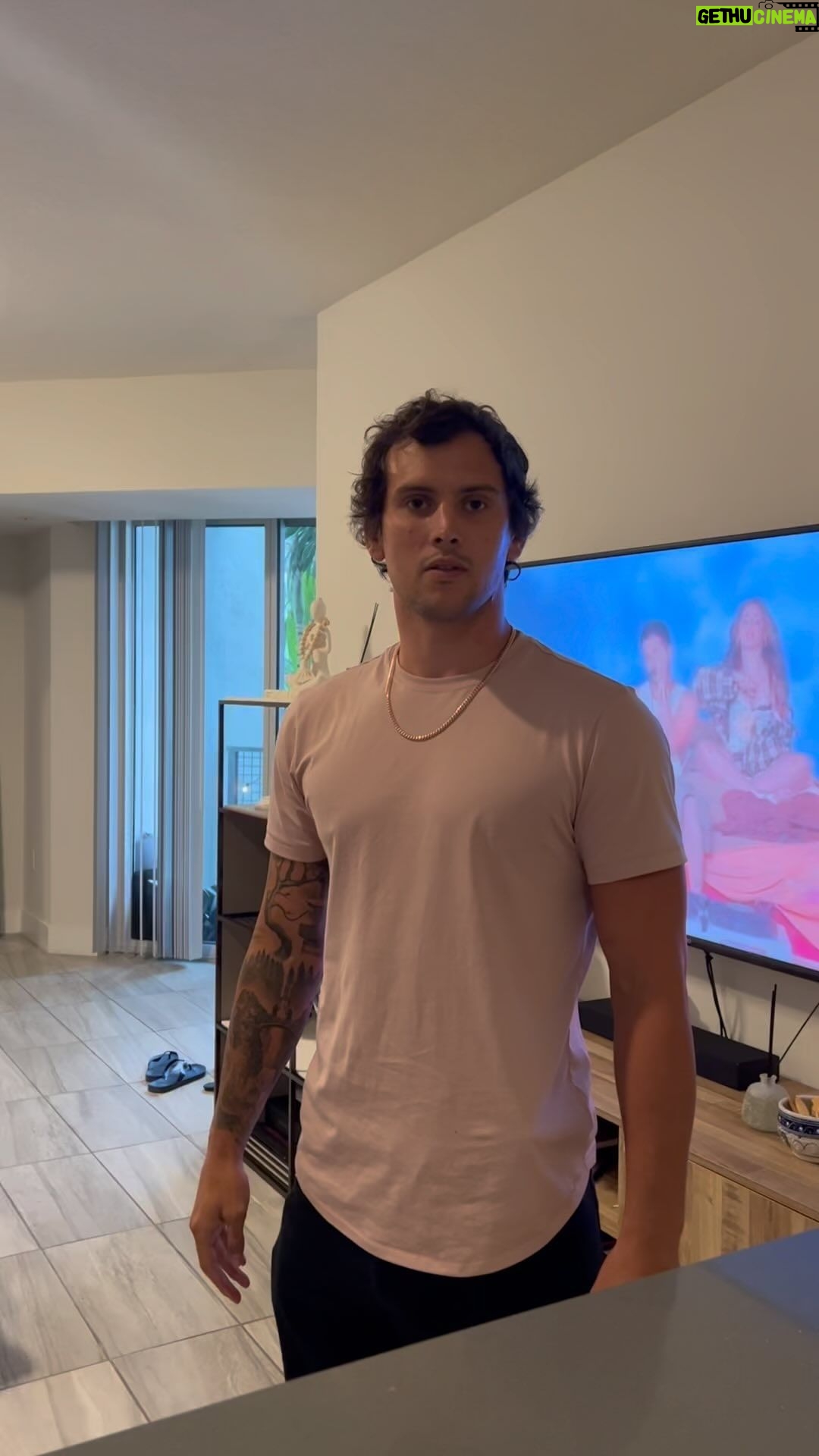Claudio Puelles - 4.3K Likes - Aveces no hay otro escape 😂
Disculpen a @enriquejhernandez que tiene que mejorar su mataleon
*no intentar en casa.
*técnica altamente efectiva
#humor