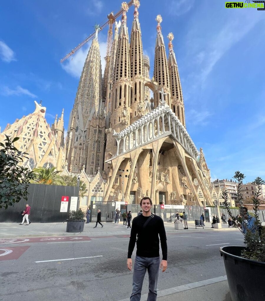 Claudio Puelles Instagram - Caminando en Barcelona me encontré esto😝 #Gaudi Sagrada Familia, Barcelona