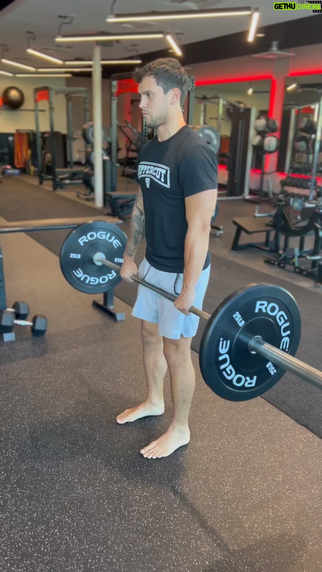 Claudio Puelles Instagram - Dia de resistencia: dos ejercicios, 5 repeticiones uno tras otro por 10 min sin descanso fue el bloque principal de hoy. Dejandolo todo en el gimnasio 💪🏼
