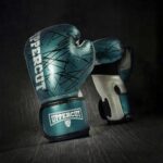 Claudio Puelles Instagram - 🥊Ya volviendo a los entrenamientos junto a mis guantes @uppercut.pe 100% de cuero natural con doble velcro para mi comodidad y un calce perfecto. Lo puedes encontrar en 10oz., 12oz. y 14oz. en @centralsportperu. #ClaudioPuelles #PrinceofPeru #ArribaPeru #peru #uppercutperu #boxing #mma #training Lima, Perú