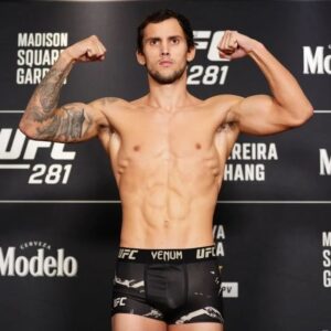 Claudio Puelles Instagram - 155,2 lbs. ⚖️✔️

Mañana lo damos todo! 💪🏽🇵🇪

#ClaudioPuelles #PrinceofPeru #UFC281 #ArribaPeru #newyork  #weighin #lightweight