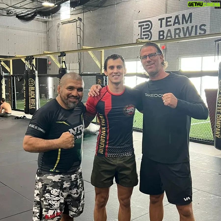 Claudio Puelles - 3.8K Likes - Ya cerrando mi campamento para #UFC281. 💪🏽🇵🇪
Mañana nos vamos. 🛫🗽
.
.
.
#ClaudioPuelles #PrinceofPeru #UFC #ArribaPeru #roadtotop15 #ppv #powerperuano #lutalivre