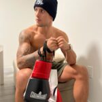Claudio Puelles Instagram - Estrenando beanie y guantes 🥊 @uppercut.pe @killcliff_fc #PrinceofPeru #ClaudioPuelles #UFC281