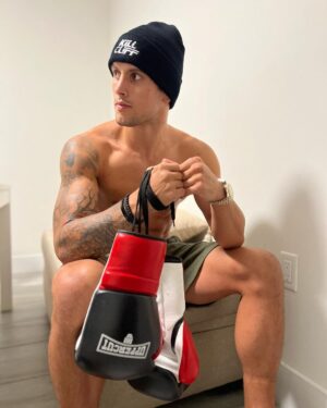 Claudio Puelles Instagram - Estrenando beanie y guantes 🥊

@uppercut.pe 
@killcliff_fc 

#PrinceofPeru #ClaudioPuelles #UFC281