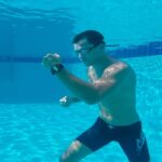 Claudio Puelles Instagram - Seguimos dándole al entrenamiento, esta vez bajo el agua🏊‍♀️! Acompañado siempre de mi T-REX 2 de @amazfit.peru, resistente al agua con posicionamiento de 5 satélites. Puedes rastrear tus datos al nadar, inclusive en mar abierto💦! 😎 . . . . . 🎥 Tremendas las tomas de @acuaman82 🦈 #amazfitperu #smartwatch #workout #PrinceofPeru #ArribaPeru #ClaudioPuelles Miami, Florida