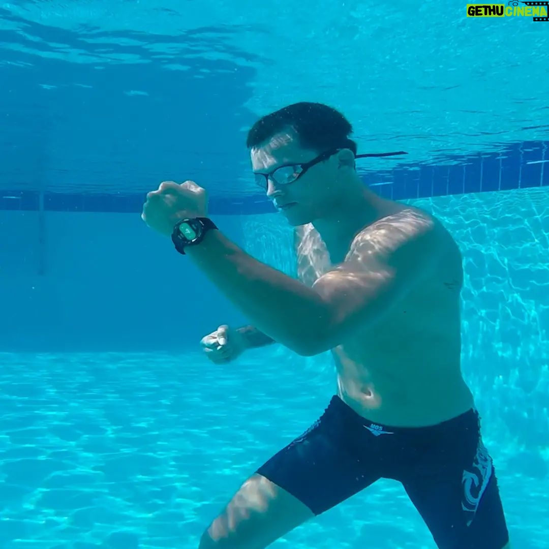 Claudio Puelles - 1.1K Likes - Seguimos dándole al entrenamiento, esta vez bajo el agua🏊♀️!
Acompañado siempre de mi T-REX 2 de @amazfit.peru, resistente al agua con posicionamiento de 5 satélites.
Puedes rastrear tus datos al nadar, inclusive en mar abierto💦! 😎
.
.
.
.
.
🎥 Tremendas las tomas de @acuaman82 🦈
#amazfitperu #smartwatch #workout #PrinceofPeru #ArribaPeru #ClaudioPuelles