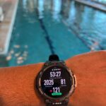 Claudio Puelles Instagram - 2km nadando por primera vez en mi vida 🏊🏽‍♂️ Tal vez para algunos sea algo común o no parezca tanta distancia pero para alguien que siempre ha dependido mas de la habilidad(skill) que de la resistencia fisica para sobresalir en mi deporte esto es todo un logro y sé que es solo el comienzo de lo que realmente podría hacer. Nunca me voy a olvidar en la clases de natación de chibolo como siempre me hundía en la piscina o era el ultimo en llegar, pensaba que el agua no era lo mio 😂. Tengo que hacer un agradecimiento especial a @acuaman82 mi coach de natación hace 1 año. sin el esto no sería posible. Me enseño la técnica correcta para nadar y me preparó fisicamente para que estos 2 Km se sintieran como cosa de todos los dias 🫡🥷 ⌚️: @amazfit.peru Y obvio que los 2km son sin parar jeje con @acuaman82 nadamoa entre 1-2km pero con drills,piques y descansos Miami, Florida