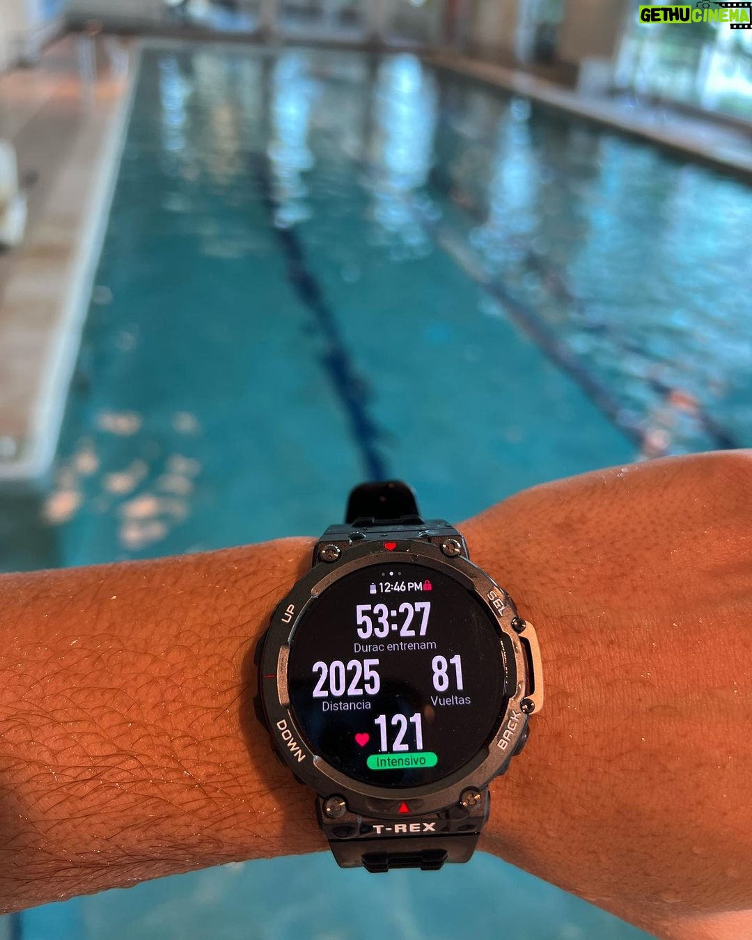 Claudio Puelles - 1.5K Likes - 2km nadando por primera vez en mi vida 🏊🏽♂️
Tal vez para algunos sea algo común o no parezca tanta distancia pero para alguien que siempre ha dependido mas de la habilidad(skill) que de la resistencia fisica para sobresalir en mi deporte esto es todo un logro y sé que es solo el comienzo de lo que realmente podría hacer. Nunca me voy a olvidar en la clases de natación de chibolo como siempre me hundía en la piscina o era el ultimo en llegar, pensaba que el agua no era lo mio 😂.
Tengo que hacer un agradecimiento especial a @acuaman82 mi coach de natación hace 1 año. sin el esto no sería posible. Me enseño la técnica correcta para nadar y me preparó fisicamente para que estos 2 Km se sintieran como cosa de todos los dias 🫡🥷
⌚️: @amazfit.peru
Y obvio que los 2km son sin parar jeje con @acuaman82 nadamoa entre 1-2km pero con drills,piques y descansos