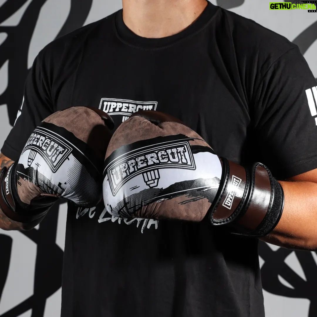 Claudio Puelles Instagram - 💥🔨Seguimos trabajando, tranquilos y aplicados. La oportunidad de volver a competir ya se acerca, y para eso, mis guantes y protecciones @uppercut.pe son el mejor complemento. ¿Vieron ya la colección 2023? ¡Está increíble! Consigue toda la línea de productos Uppercut en @centralsportperu. Diles que te envío El Prince 💪🇵🇪 #PrinceOfPeru #Uppercut #arribaperú #claudiopuelles #UFC #MMA #traibing #gymrat #peruano #peru Perú
