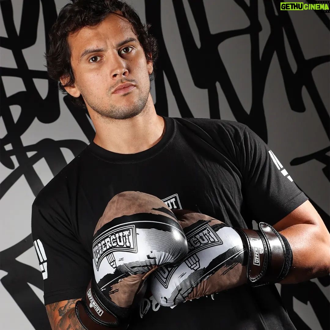 Claudio Puelles Instagram - 💥🔨Seguimos trabajando, tranquilos y aplicados. La oportunidad de volver a competir ya se acerca, y para eso, mis guantes y protecciones @uppercut.pe son el mejor complemento. ¿Vieron ya la colección 2023? ¡Está increíble! Consigue toda la línea de productos Uppercut en @centralsportperu. Diles que te envío El Prince 💪🇵🇪 #PrinceOfPeru #Uppercut #arribaperú #claudiopuelles #UFC #MMA #traibing #gymrat #peruano #peru Perú