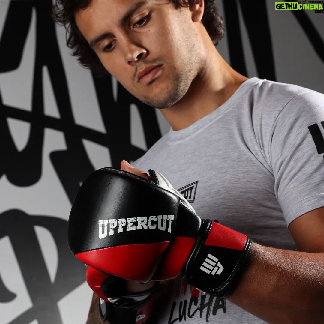 Claudio Puelles Instagram - Nuevas armas para esta temporada 2023. Gracias @uppercut.pe 💪🏽🇵🇪 Encuentra toda la línea 2023 en @centralsportperu #ClaudioPuelles #PrinceofPeru #ArribaPeru #peru #peruvianpower #uppercutperu #boxing #mma #training