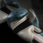 Claudio Puelles Instagram - 🥊Ya volviendo a los entrenamientos junto a mis guantes @uppercut.pe 100% de cuero natural con doble velcro para mi comodidad y un calce perfecto. Lo puedes encontrar en 10oz., 12oz. y 14oz. en @centralsportperu. #ClaudioPuelles #PrinceofPeru #ArribaPeru #peru #uppercutperu #boxing #mma #training Lima, Perú