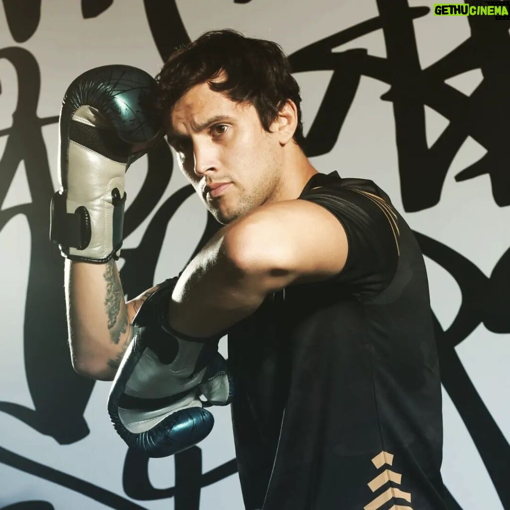 Claudio Puelles Instagram - 🥊Ya volviendo a los entrenamientos junto a mis guantes @uppercut.pe 100% de cuero natural con doble velcro para mi comodidad y un calce perfecto. Lo puedes encontrar en 10oz., 12oz. y 14oz. en @centralsportperu. #ClaudioPuelles #PrinceofPeru #ArribaPeru #peru #uppercutperu #boxing #mma #training Lima, Perú