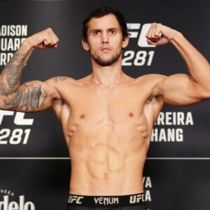 Claudio Puelles Instagram - 155,2 lbs. ⚖️✔️

Mañana lo damos todo! 💪🏽🇵🇪

#ClaudioPuelles #PrinceofPeru #UFC281 #ArribaPeru #newyork  #weighin #lightweight