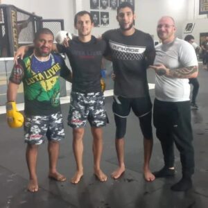 Claudio Puelles Instagram - Ya cerrando mi campamento para #UFC281. 💪🏽🇵🇪

Mañana nos vamos. 🛫🗽
.
.
.
#ClaudioPuelles #PrinceofPeru #UFC #ArribaPeru #roadtotop15 #ppv #powerperuano #lutalivre