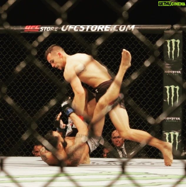 Claudio Puelles - 2.1K Likes - 🗓️ Flashback Friday
¿Recuerdan esa noche? 👀
¿Estuviste ahí? Cuéntame cómo lo viviste 🤙🏽
.
.
.
.
.
📸 @kotecruz11 / Mayo 19, 2018
#PrinceOfPeru #ClaudioPuelles #UFC #ArribaPeru #fbf #lutalivre #mma #kneebar #hhm